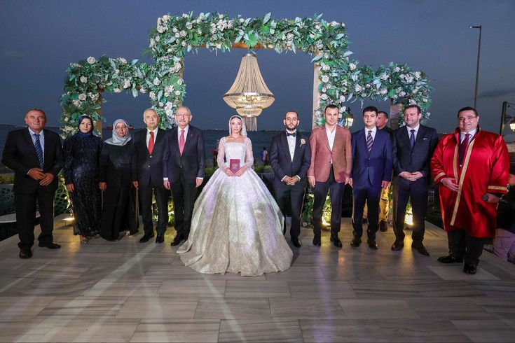 Kılıçdaroğlu, AK Parti Milletvekili Seyithan İzsiz ile birlikte nikah şahitliği yaptı