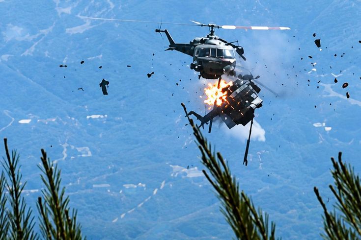 Yunanistan'da orman yangınlarına müdahalede facia: 2 helikopter havada çarpıştı