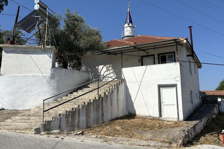 Menteşe'de istifa eden imamın çöp evi belediye tarafından temizlendi
