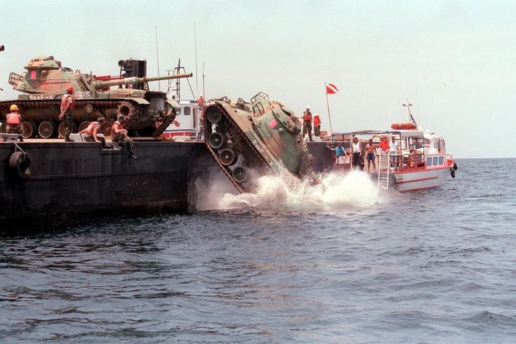 100 savaş tankını denize attılar