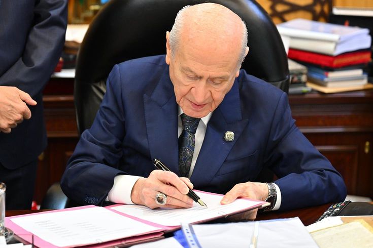 Bahçeli'nin ilk imzacısı olduğu teklifte MHP'den fire var! İşte imzalamayan o isim