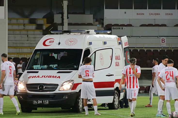 Oyuna girdi, 1 dakika sonra hastaneye kaldırıldı