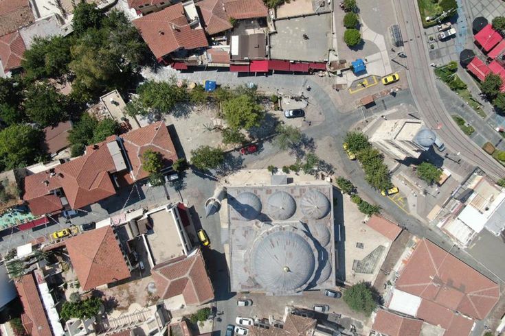 Hava kararınca nüfusunun 100 katını ağırlıyor