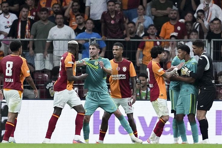 Galatasaray'a Villarreal ile hazırlık maçında kırmızı kart şoku