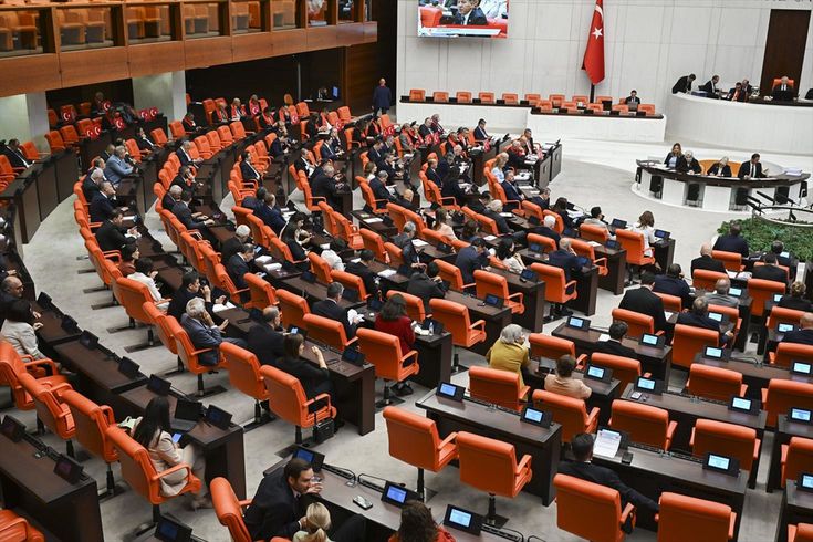 Çerçeve yasa Meclis’ten geçti, siyasilerden peş peşe mesajlar geldi