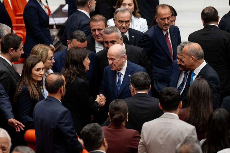 Bahçeli, çerçeve yasanın kabul edilmesinin ardından DEM Partili isimlerle tokalaştı