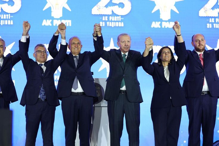 3 milletvekili daha AK Parti'ye katıldı! Rozetlerini Cumhurbaşkanı Erdoğan bizzat taktı