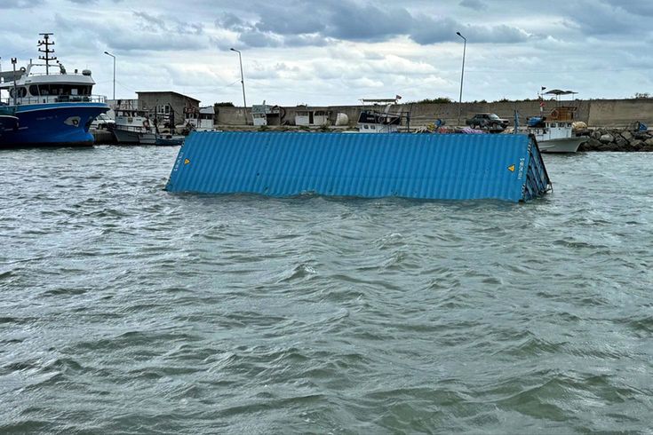 Samsun'da denizde bulunan konteynerden çay çıktı