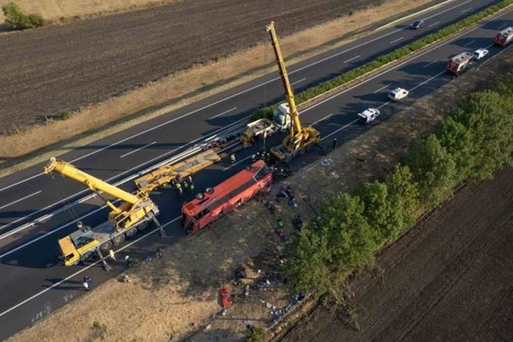 Macaristan'da Polonyalı turistleri taşıyan otobüs devrildi: 12 ölü
