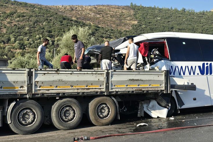 2 kişinin öldüğü otobüs kazasından ünlü oyuncuya kötü haber! Kardeşi yoğun bakımda