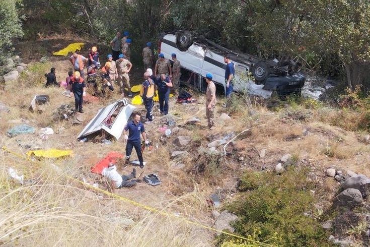 Sivas'ta yolcu minibüsü şarampole devrildi: 4 ölü, 10 yaralı