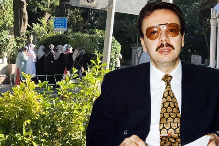 Arif Ahmet Denizolgun'un mezarının açılacağını duyan cemaat mensupları Karacaahmet Mezarlığı'nda toplandı