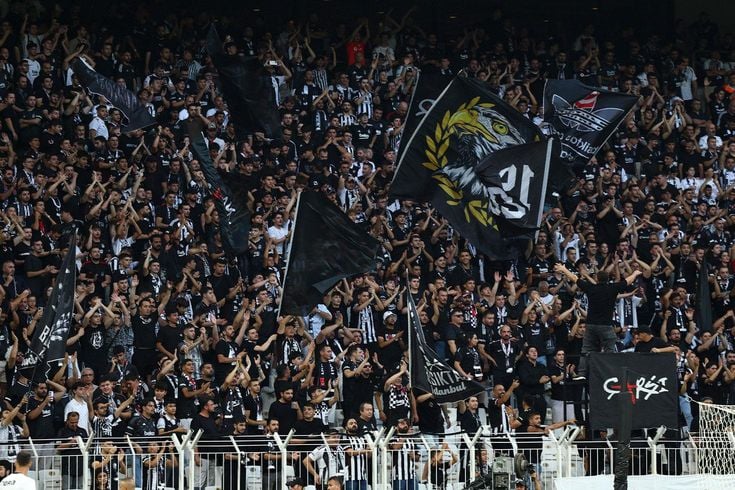 Maç 3-0 olduğu anda Dolmabahçe'de tüm tribünler aynı sesle inledi