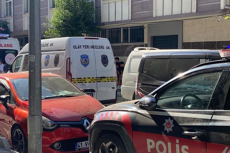 Gaziosmanpaşa’da bir kişi evinde boğazı kesilmiş halde ölü bulundu