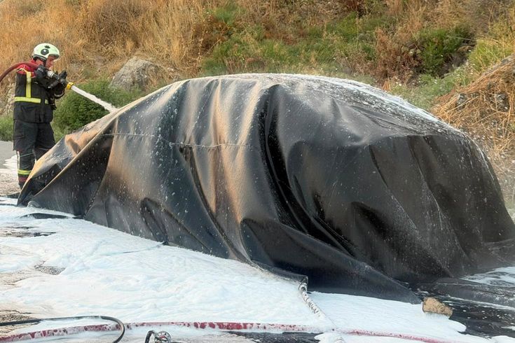 Yanan elektrikli otomobil suyla sönmüyor! Özel ekipmana rağmen 12 saat sürdü