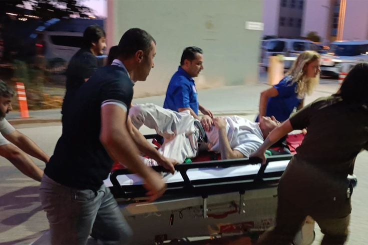 Doktor, acil servis duvarından atlayarak yaralı motosiklet sürücüsüne müdahale etti