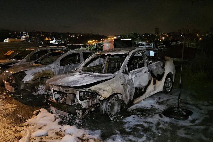 Avcılar'da oto galeride yangın: 3 otomobil kül oldu