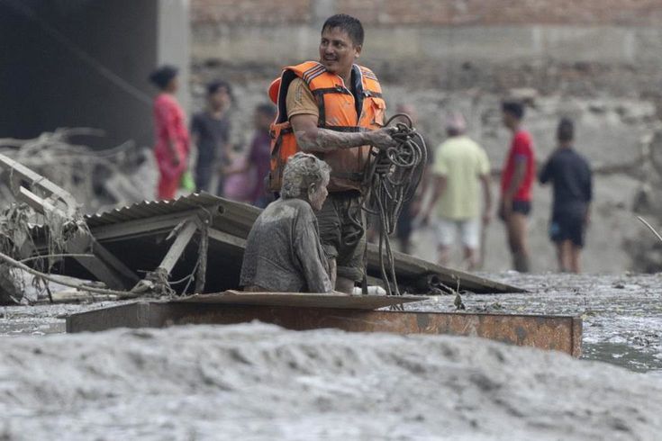 Nepal'deki selde hayatını kaybedenlerin sayısı 332'e çıktı