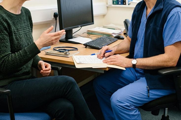 Manisa'da hastalardan ameliyat için para aldığı iddia edilen doktor tutuklandı