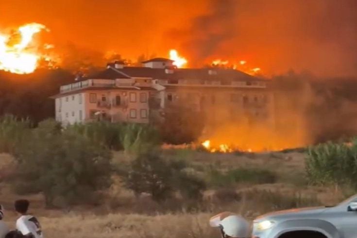 Fethiye'deki orman yangını evlere sıçradı