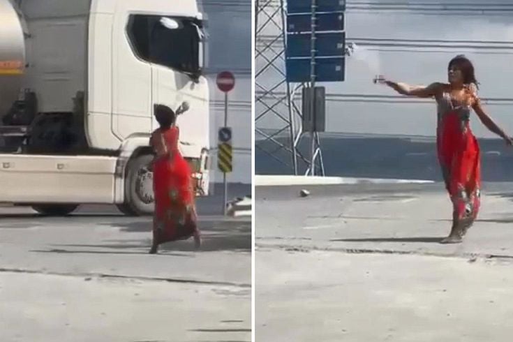 Yalın ayak yola çıktı, seyir halindeki araçlara taş fırlattı