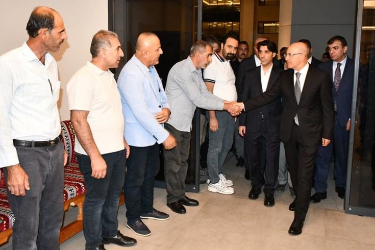 Bakan Şimşek, spor salonu yangınında hayatını kaybeden yeğeninin taziyesine katıldı