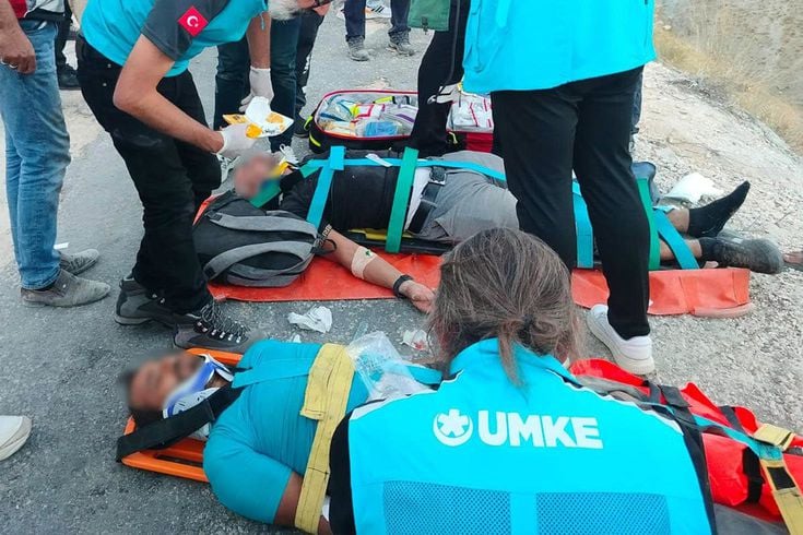 Elazığ’da minibüs uçuruma yuvarlandı: 5'i ağır 13 yaralı