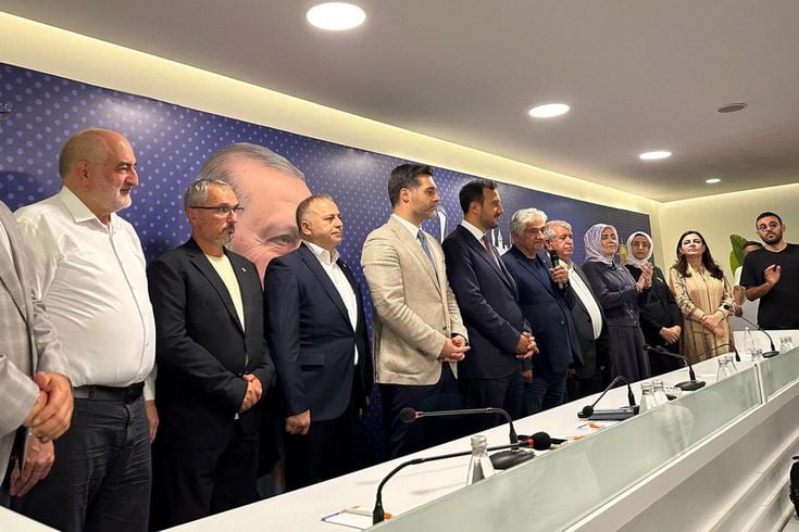 4 meclis üyesi CHP'den istifa etti! Üsküdar Belediyesi AK Parti'ye geçiyor