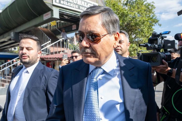 Melih Gökçek ifade vermek için adliyede! Sakız çiğneyerek geldi
