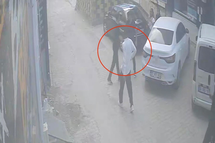 Darbedilen kadını sevgilisinin elinden kurtarmak isterken canından oluyordu