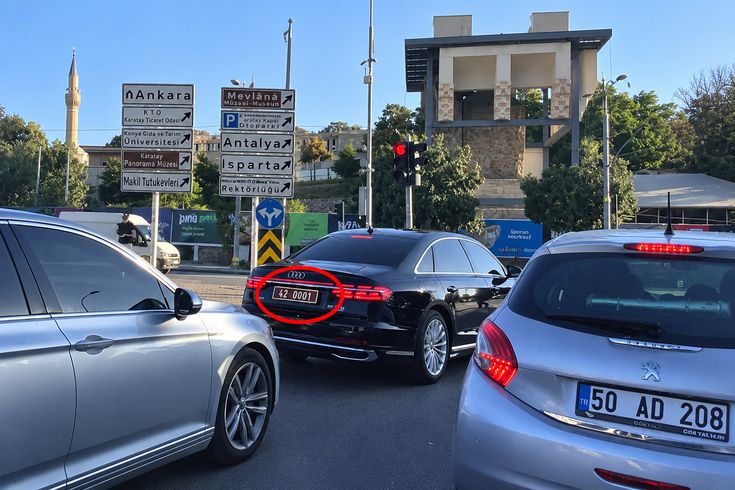 “Yetkim var” diyerek kuralı çiğnemedi! Konya Valisi Akın makam aracında kırmızı ışıkta bekledi