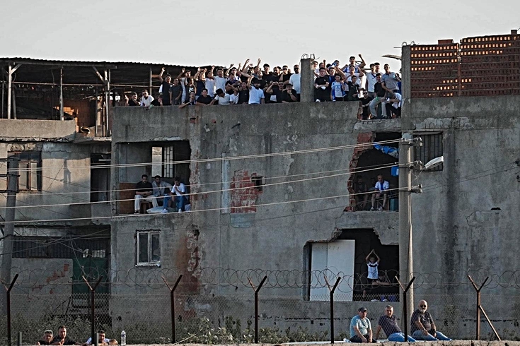 Bu adamlar gerçekten çıldırmış! Hepsi birden çatıya çıkıp aynı şeyi yaptı