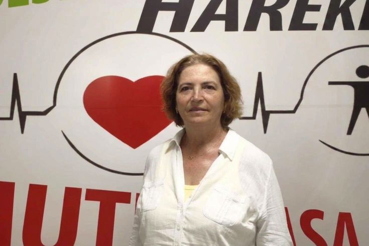Giymek istediği kırmızı eteğe sığamayan 61 yaşındaki kadın 25 kilo verdi
