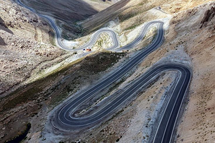 Saatler süren tehlikeli yol tarih oluyor