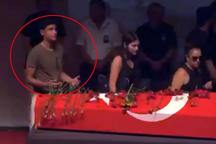 Cenazede herkes geçip giderken tabutu başında dua eden o genç kim?