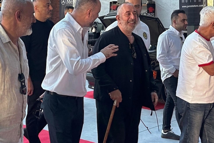 Bastonla görüntülenen Cem Yılmaz'ın koleksiyonu