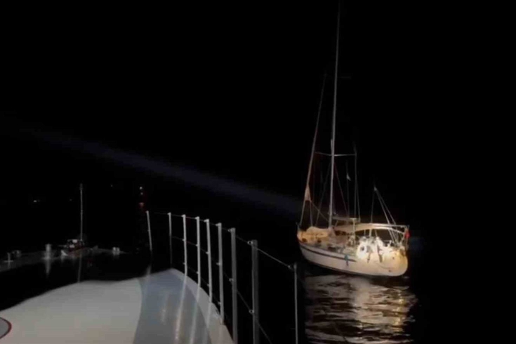 İzmir açıklarında yelkenli teknede 11 düzensiz göçmen ile 2 göçmen kaçakçısı yakalandı