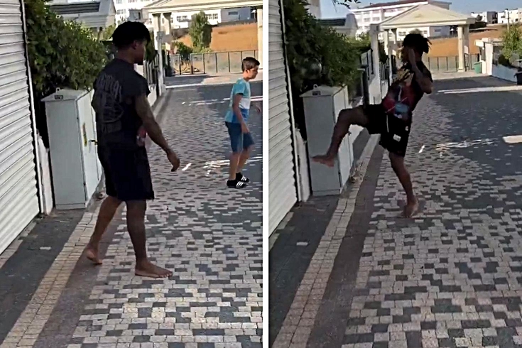 Orban Türkiye'ye çabuk alışmış! Çıplak ayakla sokağa indi, mahalledeki çocuklarla futbol oynadı