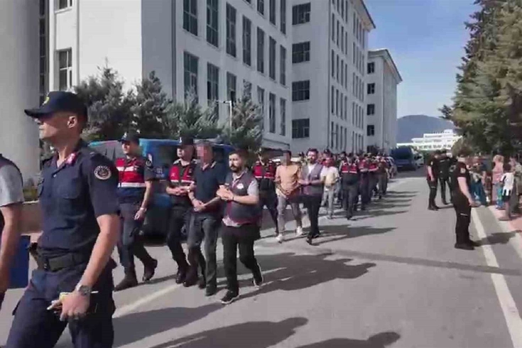 Denizli'de 3 milyonluk hırsızlığın şüphelileri yakalandı! Adliye önünde ailelerinden ağır tepki gördüler