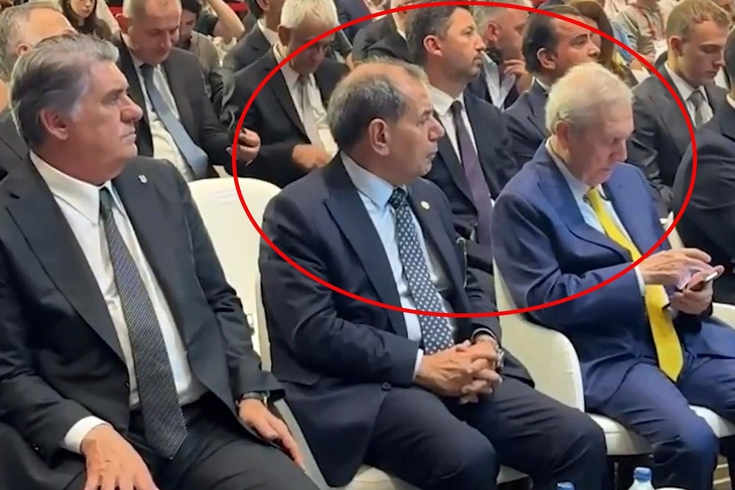 Dursun Özbek, gözünü Aziz Yıldırım'ın telefonundan ayırmadı
