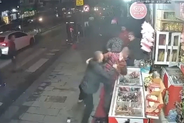 Gaziosmanpaşa'da taciz iddiası sonrası sokak ortasında saldırı! Çift darbedildi, o anlar kamerada