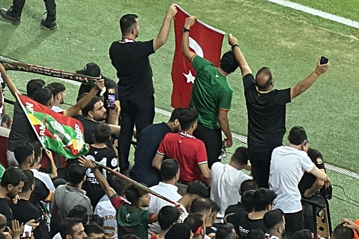 Amedspor tribünlerinde anlamlı görüntüler