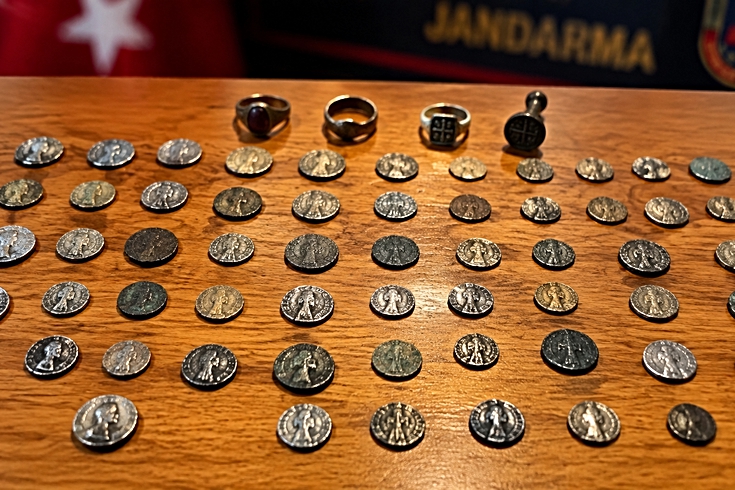 Çatalca'da tarlada bulduğu 52 parça Bizans eseri satmaya çalışan E.H. yakalandı