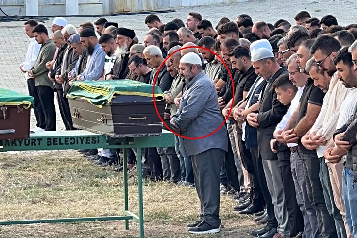 Arkadaşları tarafından katledilen 2 kardeşin cenaze namazını babaları kıldırdı