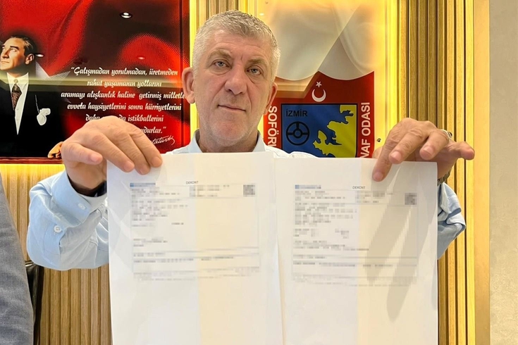 Taksimetre 920 lira yazdı, hesabına 920 bin lira geldi! İzmirli taksici parayı berbere dönüp iade etti
