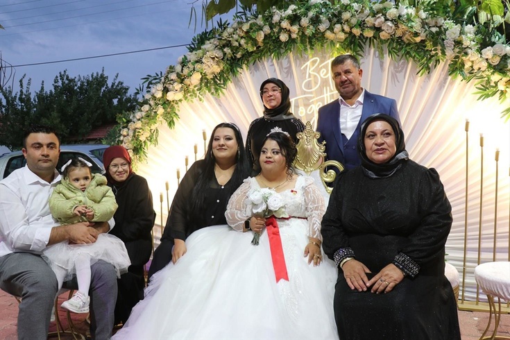 Gelinin attığı buketi yakalamıştı! Down sendromlu Elif için Burdur'da düğün kuruldu, ilk dansını babasıyla yaptı