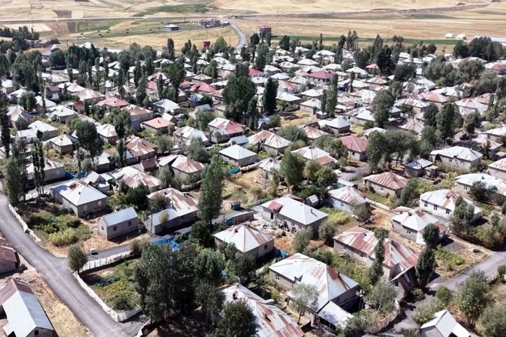 Hakkari Yüksekova'daki 220 haneli Doğanlı köyü simetrik yerleşimiyle dikkat çekiyor
