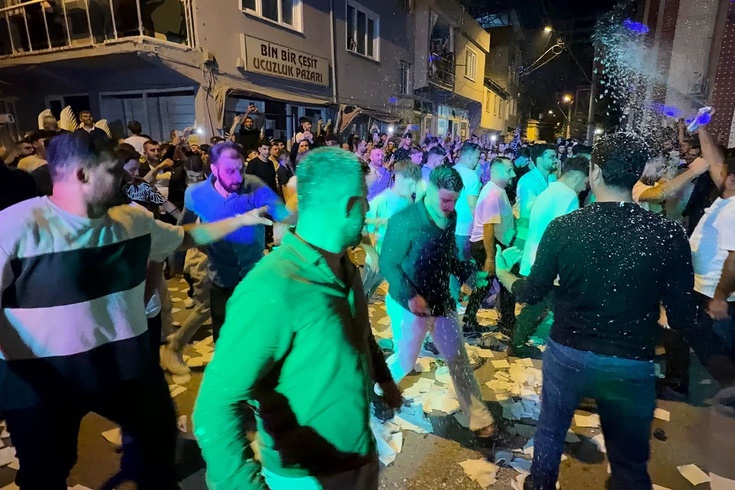 Bursa'da 20 yıllık mahalle geleneği: 'Salla Dansı' milyonlarca kişiye ulaştı