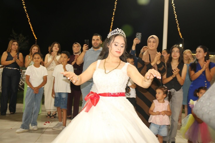 29 yaşındaki Down sendromlu Pınar'ın gelinlik hayali gerçek oldu! Konvoyla geldi, pasta kesti