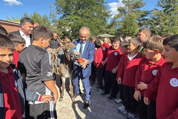 Eşeğiyle 25 ili gezip 18 bin köy çocuğuna kitap ulaştırdı! Bedenim Avrupa'da, ruhum bu ülkede